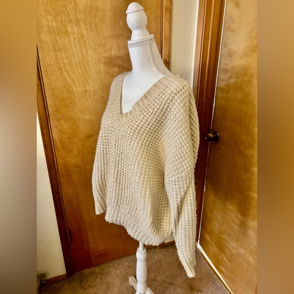 American Eagle Outfitters Cream V-Neck Sweater - Picture 3 of 8